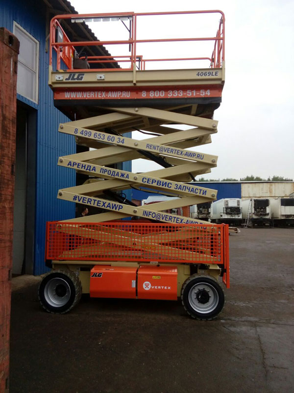 A reliable JLG lift for the meat-processing plant